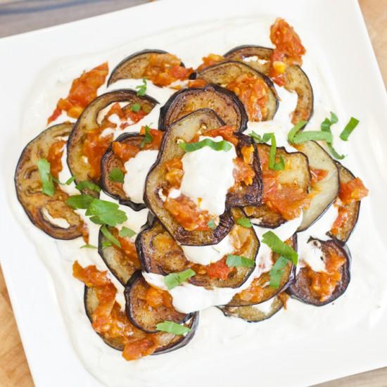 Rezeptbild: Auberginen mit Tomatensugo und Crème fraîche