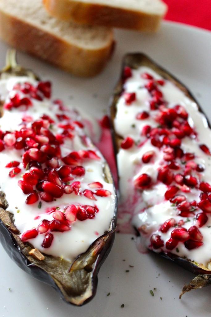 Rezeptbild: Gebackene Ofenaubergine mit Buttermilchsoße und Granatäpfeln