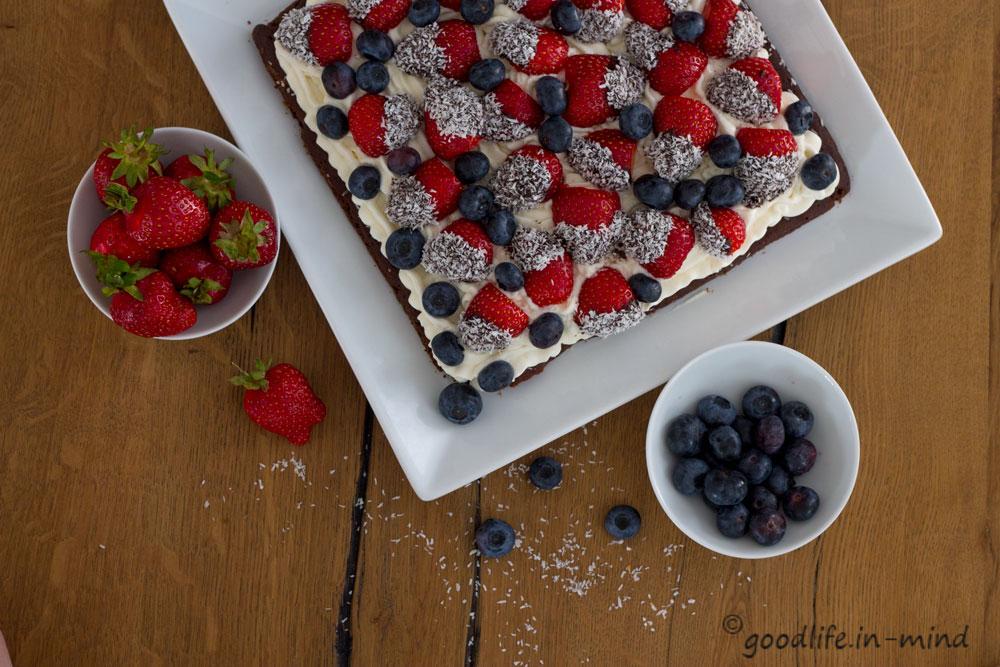 Rezeptbild: Brownie mit Kokossahne und Erdbeeren