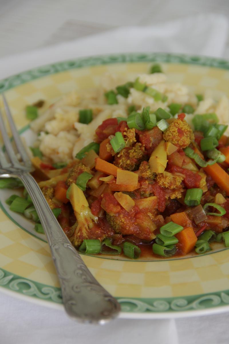 Rezeptbild: Vegane Spätzle mit Tomaten-Gemüse-Ragout