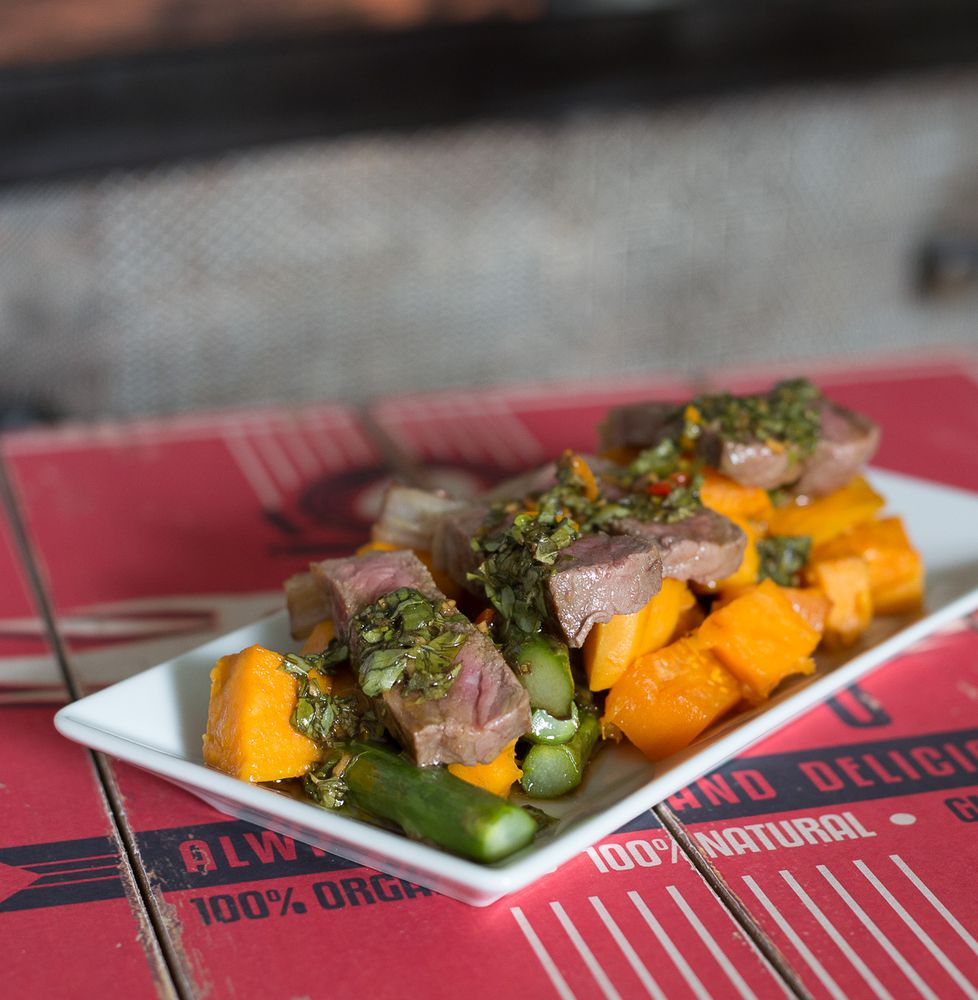 Rezeptbild: Rumpsteak, Süßkartoffel und grüner Spargel mit Chimichurri