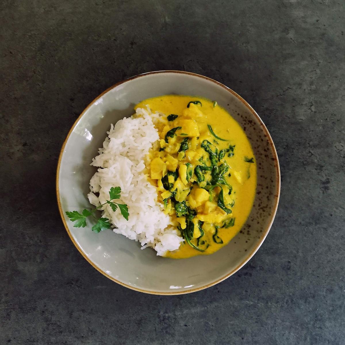 Rezeptbild: GESUNDES FISCH-CURRY MIT SPINAT UND REIS