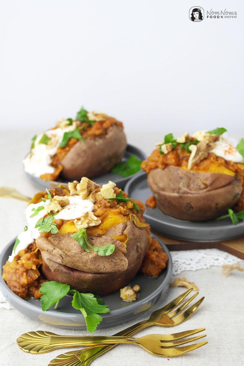Rezeptbild: Gebackene Ofen-Süßkartoffel-Kumpir mit würziger Linsen-Füllung