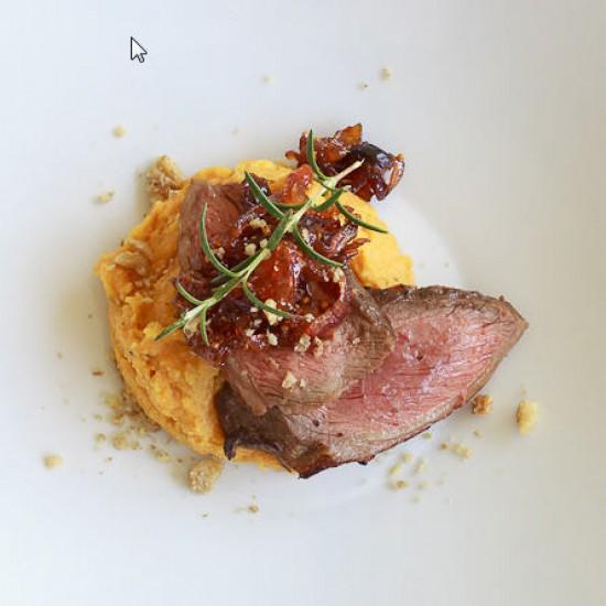 Rezeptbild: Pochierter Tafelspitz auf Süßkartoffel-Polenta mit Zwiebel-Chutney