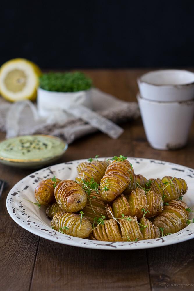 Rezeptbild: Hasselback Potatoes mit eifreier Kürbiskernöl-Mayonnaise