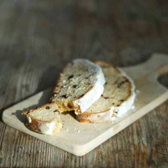 Rezeptbild: Cranberry-Mandel-Quarkstollen