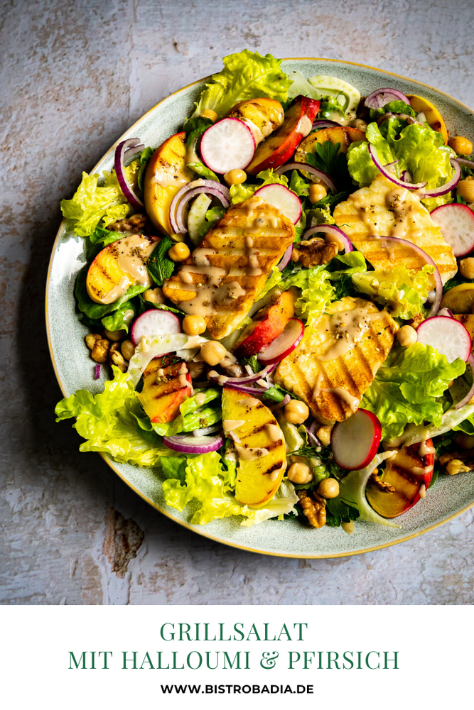 Rezeptbild: Grillsalat mit Halloumi, Pfirsich & Tahini-Granatapfel-Creme