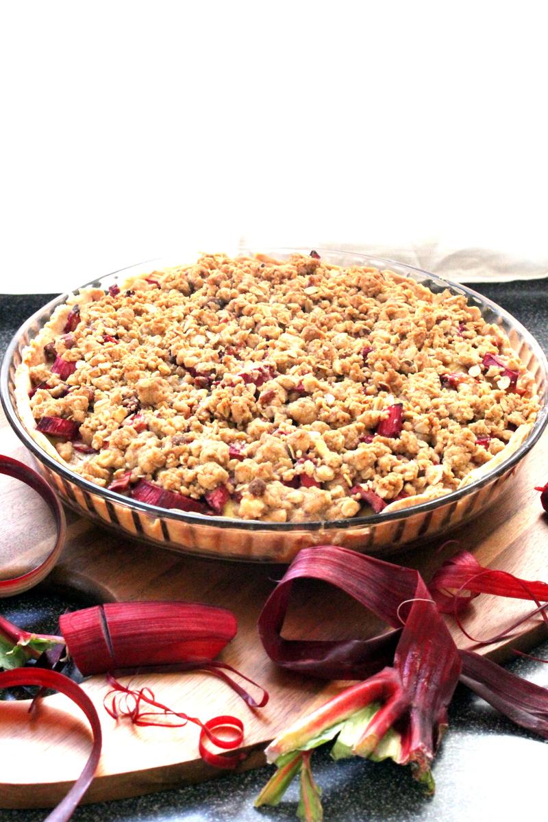 Rezeptbild: Rhabarberkuchen mit Haferflocken und Mandel Streusel