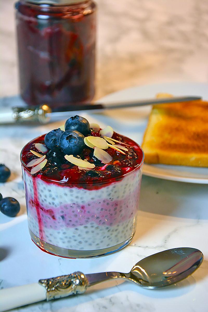 Rezeptbild: Chiapudding mit Beeren und Mandeln