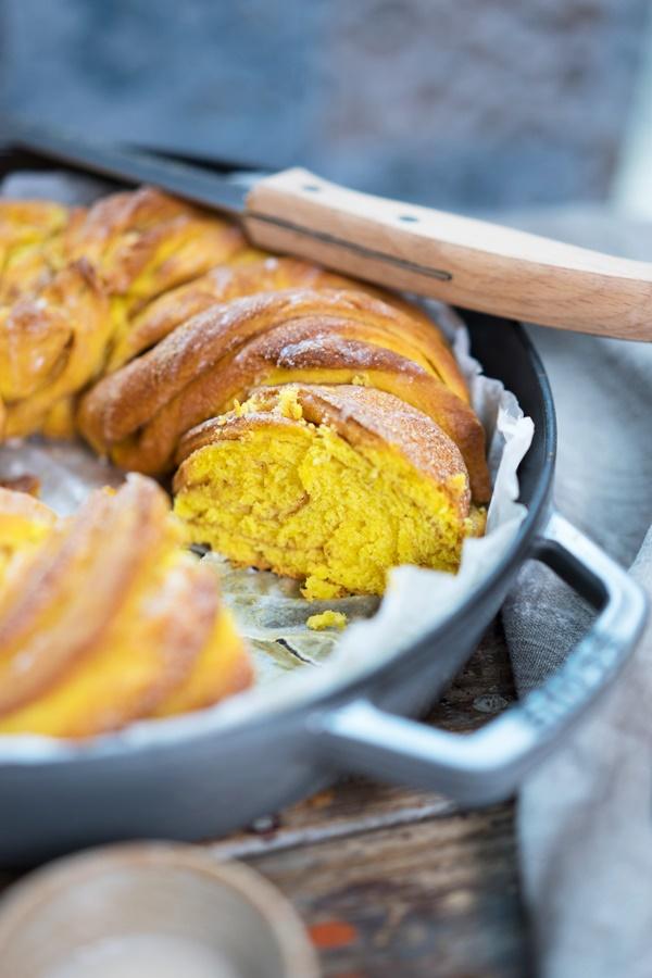 Rezeptbild: Saftiger Kürbis-Hefekranz mit Zimt