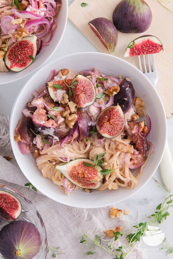 Rezeptbild: Baked Feta als One Pot Spaghetti mit Feigen aus dem Backofen