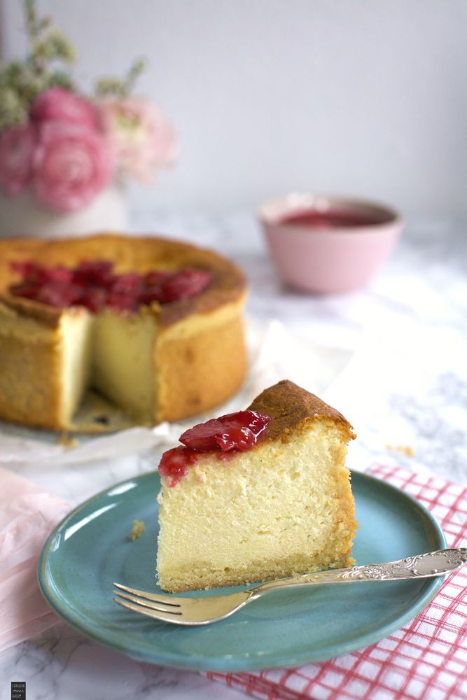 Rezeptbild: Käsekuchen mit Rhabarberkompott
