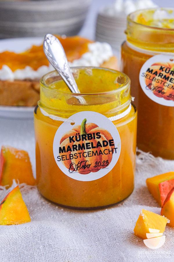 Rezeptbild: Schnelle Kürbismarmelade mit Apfel mit Freebie Etiketten