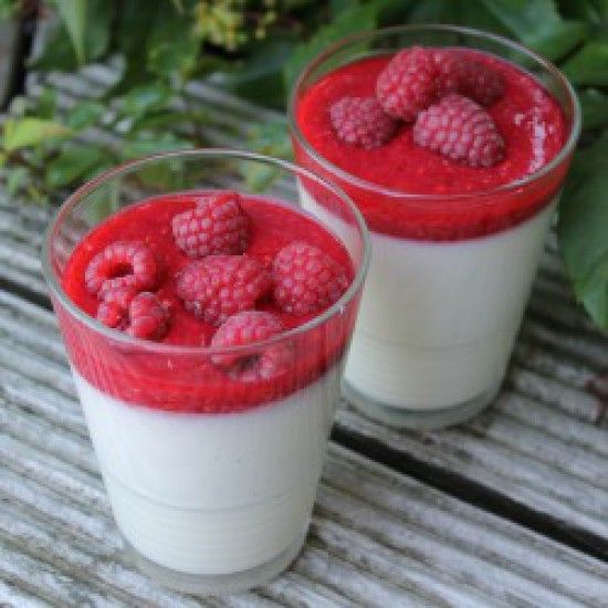 Rezeptbild: Bayerische Creme mit Himbeerpüree
