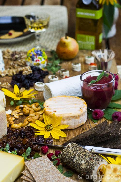 Rezeptbild: Käseplatte mit Himbeersenf und Birnen-Chutney für ein geselliges Beisammensein mit Freunden