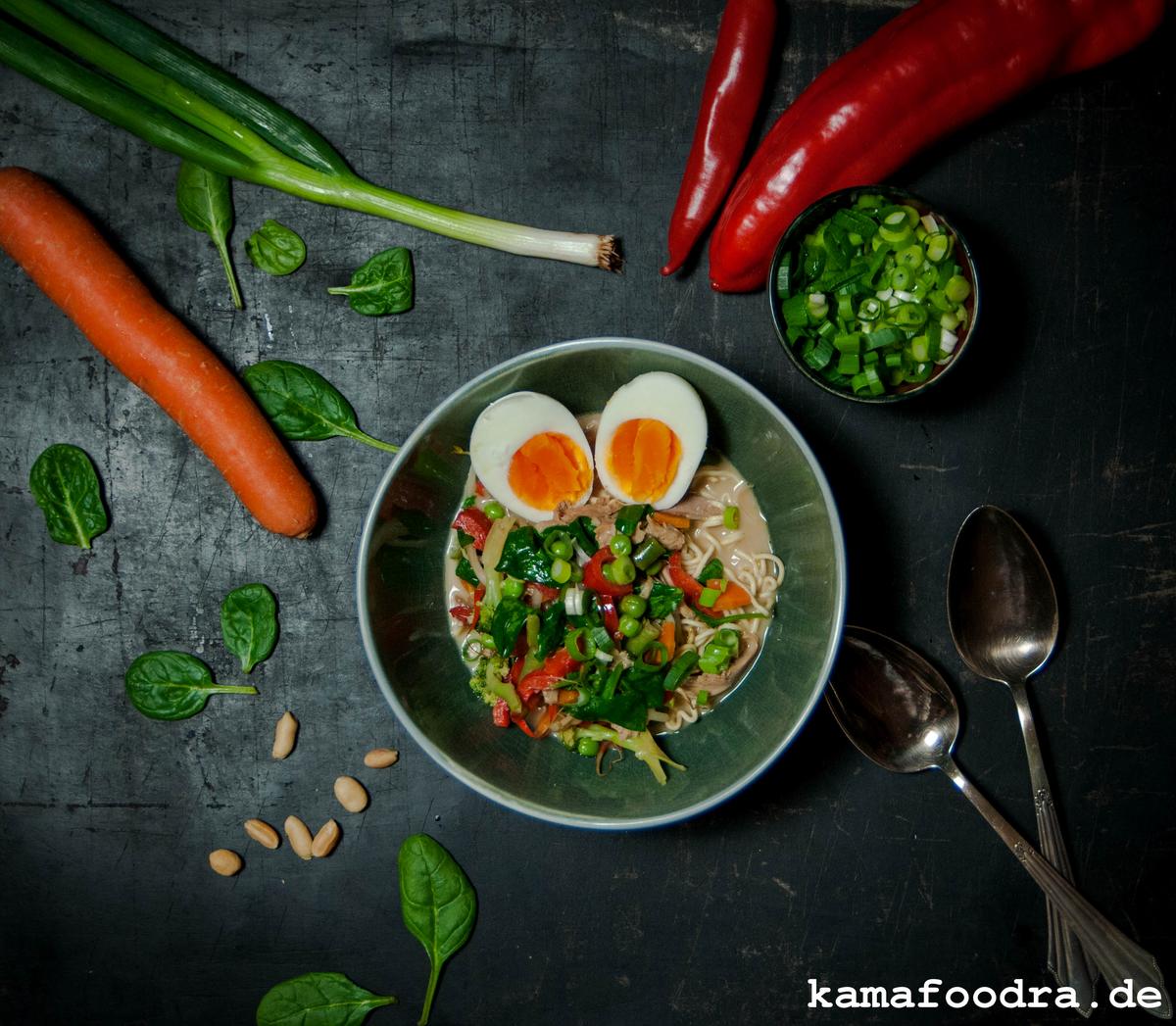 Rezeptbild: Erdnuss-Kokos-Nudelsuppe mit Huhn und Gemüse 