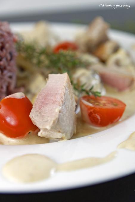 Rezeptbild: Medaillons aus der Pfanne mit Pilzen, Tomaten und Sahne-Sauce mit Thymian