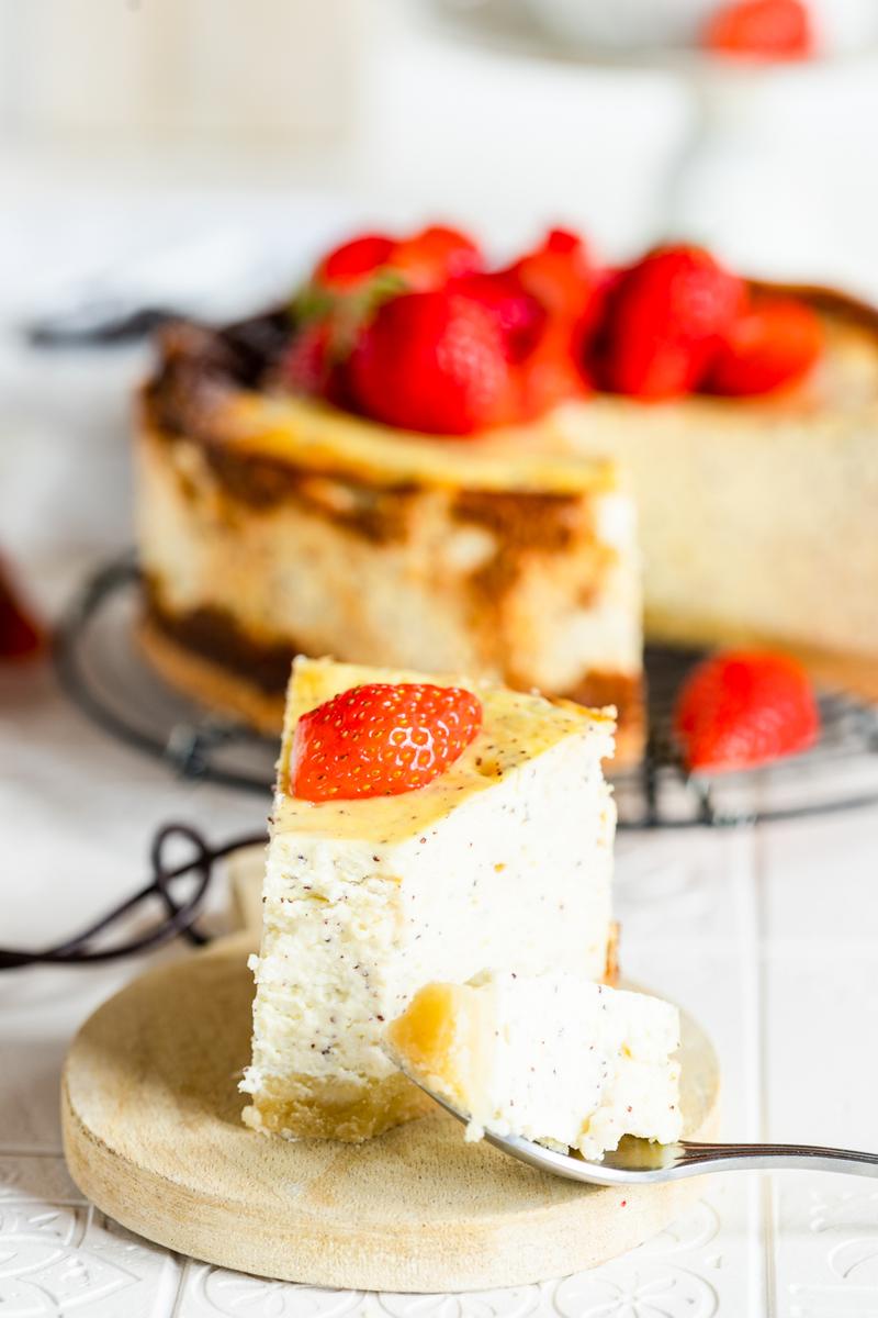 Rezeptbild: Mohn-Marzipan-Käsekuchen mit Erdbeeren