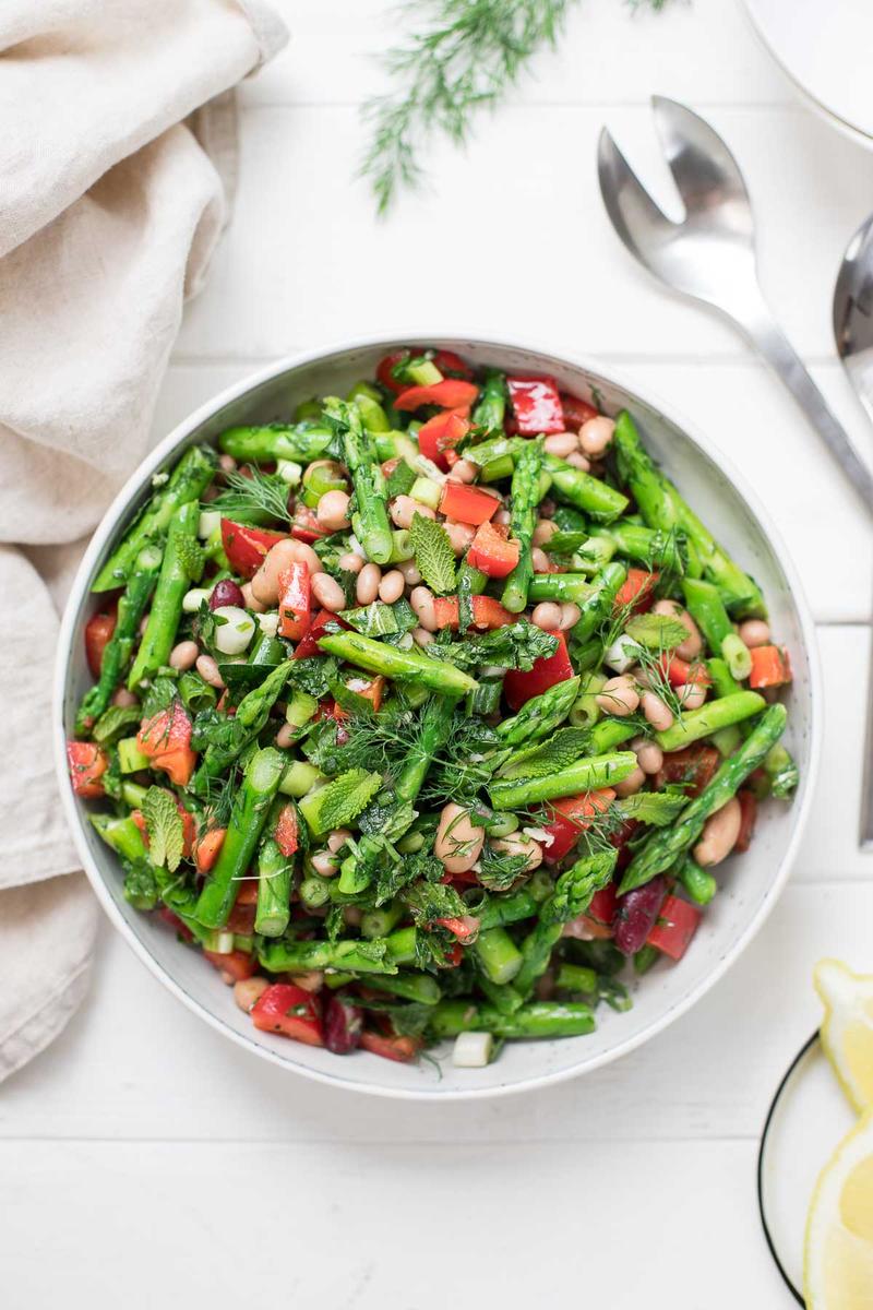 Rezeptbild: Spargelsalat mit gemischten Bohnen, Zitrone und Kräutern