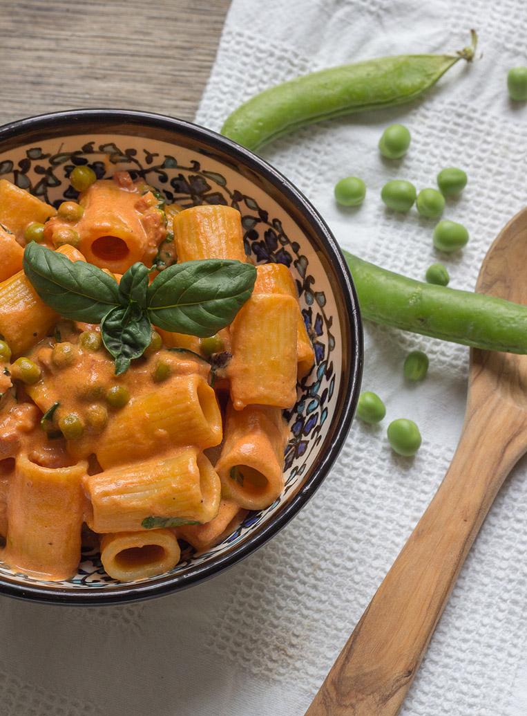 Rezeptbild: Mezze Rigatoni al sugo e piselli