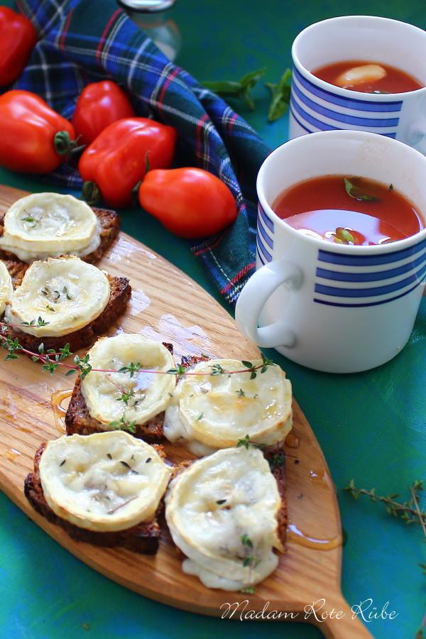 Rezeptbild: Klassische Tomatensuppe mit geschmolzenen Ziegenkäse-Röstbrothappen