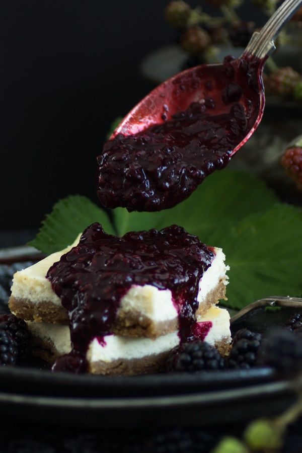 Rezeptbild: Cheesecake-Schnitten mit Brombeer-Kompott