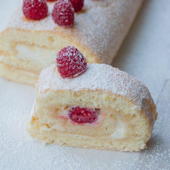 Rezeptbild: Zitronenrolle mit Himbeeren {Lemon Roll with Raspberries}