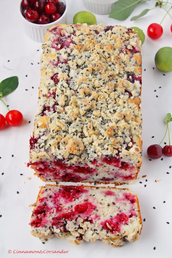 Rezeptbild: Saftiger Kirschkuchen mit schwarzem Sesam & Limette
