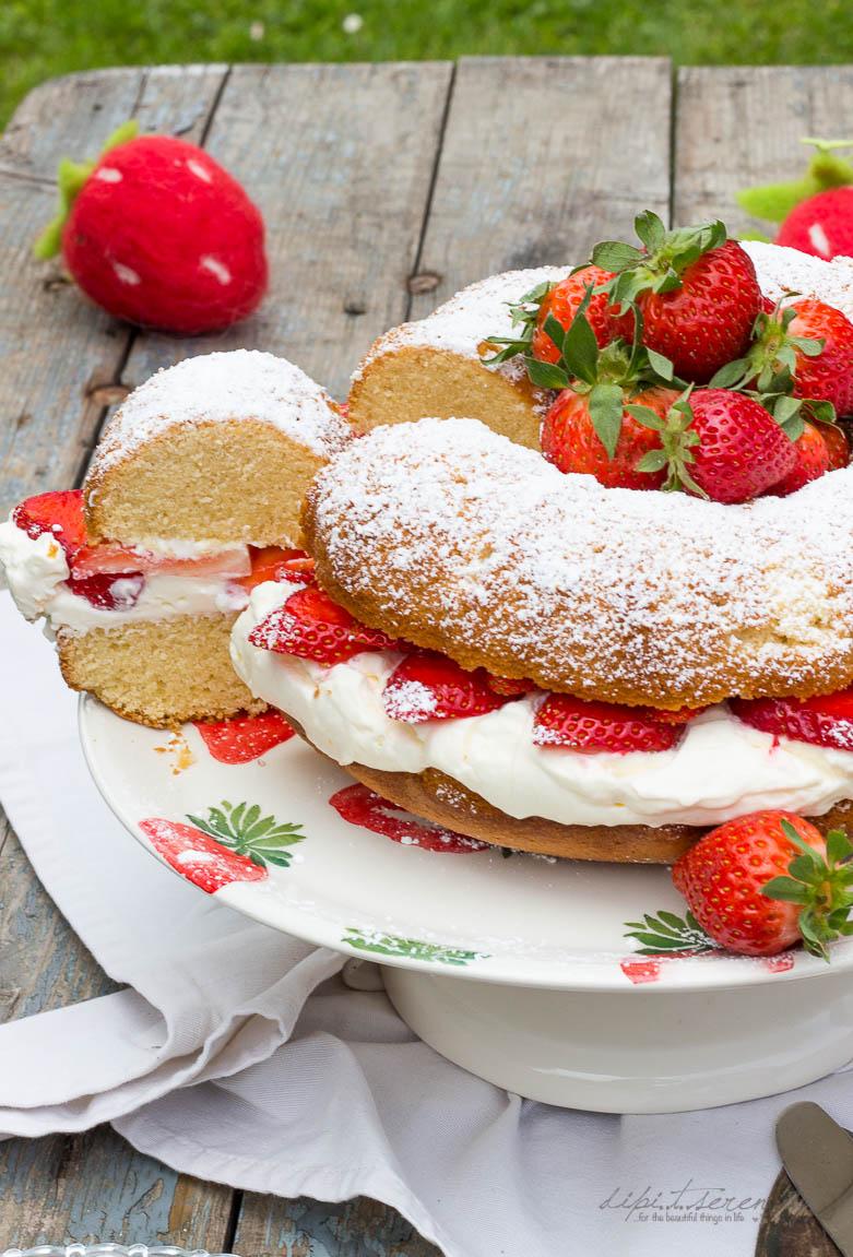 Rezeptbild: Hot Milk Mascarpone Strawberry Cake 