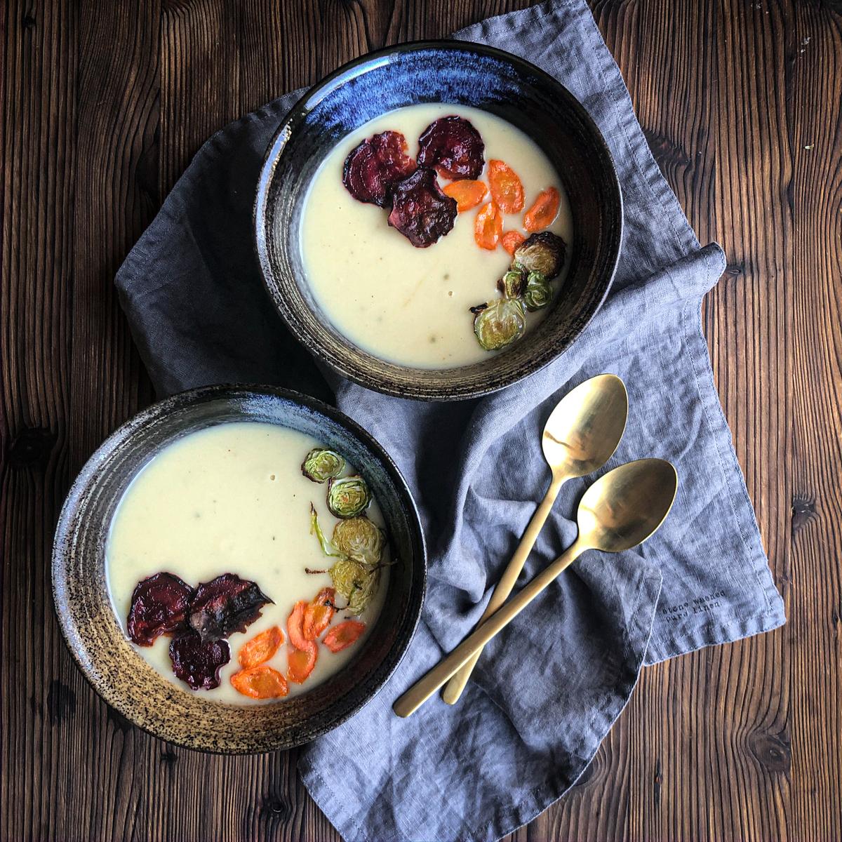 Rezeptbild: PASTINAKENSUPPE MIT GEMÜSECHIPS