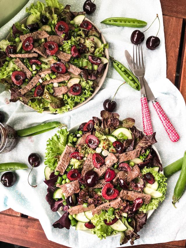 Rezeptbild: SALAT MIT STEAKSTREIFEN UND KIRSCH-BALSAMICO VINAIGRETTE