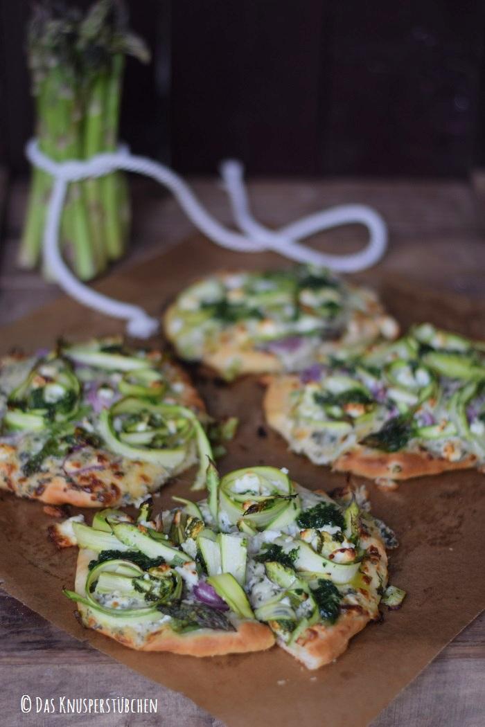 Rezeptbild: Mini Spargel Pizza mit Basilikum Tupfen