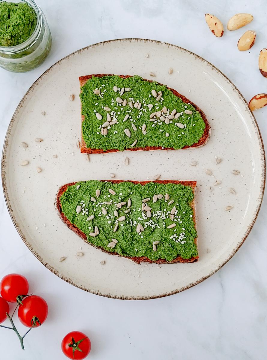Rezeptbild: Selbstgemachter Spinataufstrich mit Paranüssen