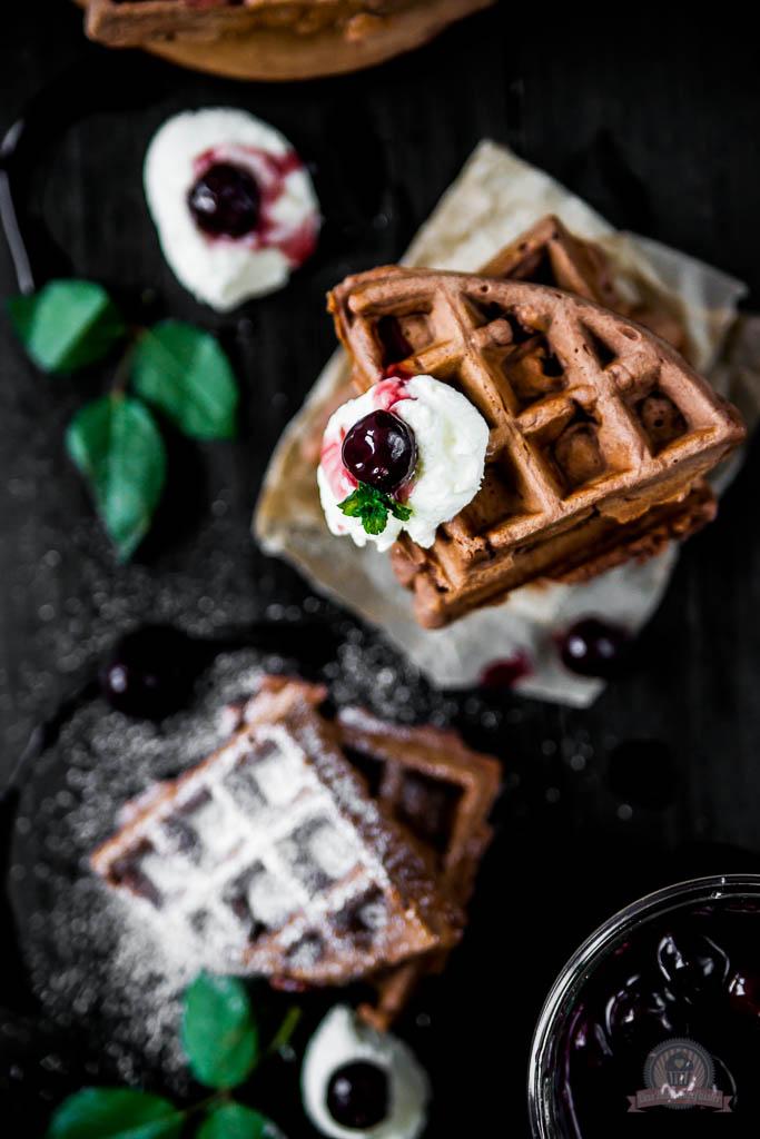 Rezeptbild: Schokowaffeln mit Sahnehäubchen und Kirschsoße