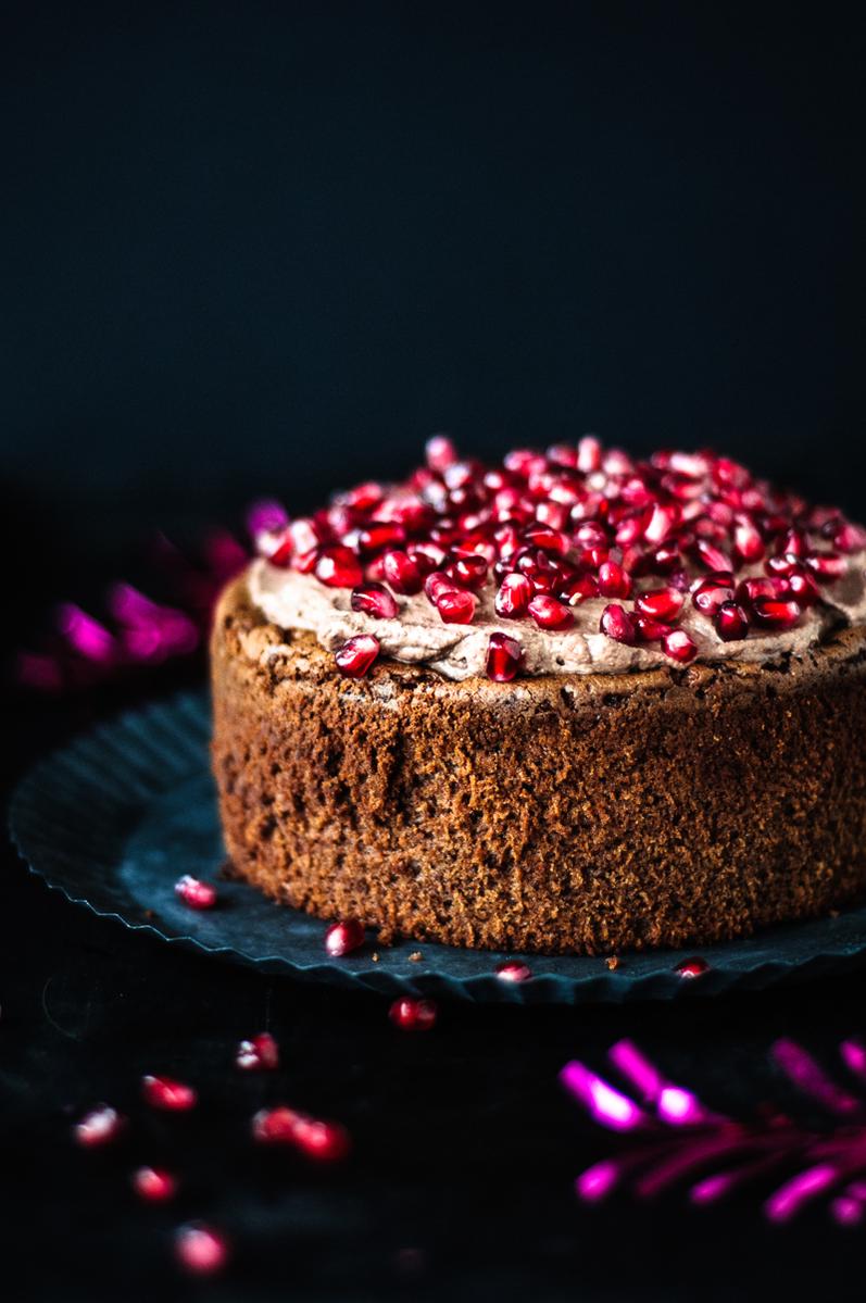 Rezeptbild: Brownie Torte mit Schokoladenmousse und Granatapfelkernen