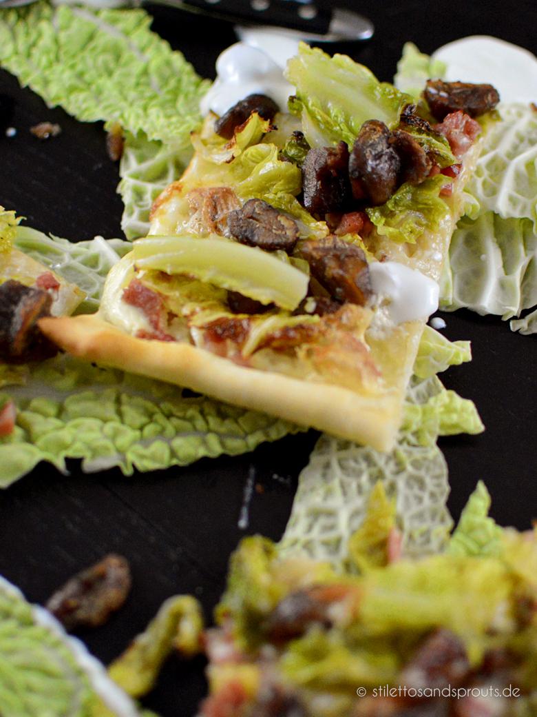 Rezeptbild: Winter-Flammkuchen mit Wirsing. Speck und Maronen