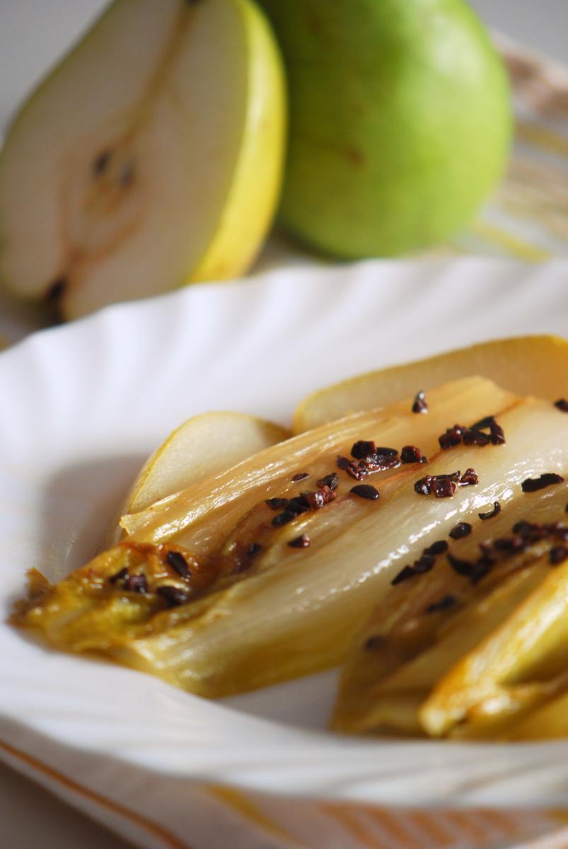 Rezeptbild: Geschmorter Chicorée mit Kakao Nibs