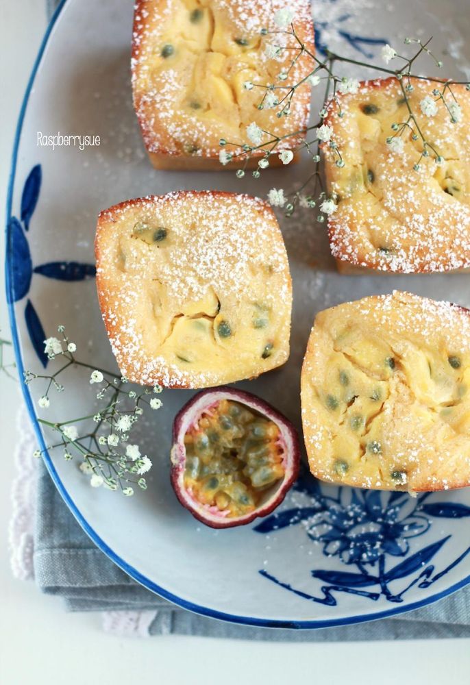 Rezeptbild: Saftige Zitronen-Buttermilch-Küchlein mit Maracuja-Swirl