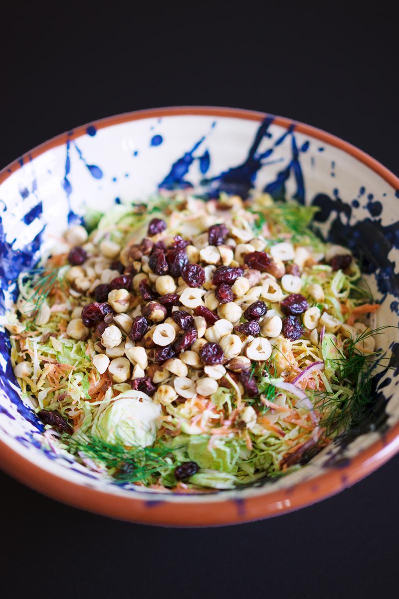 Rezeptbild: Coleslaw mit Rosenkohl, Cranberries, Haselnüssen und Joghurt-Dressing