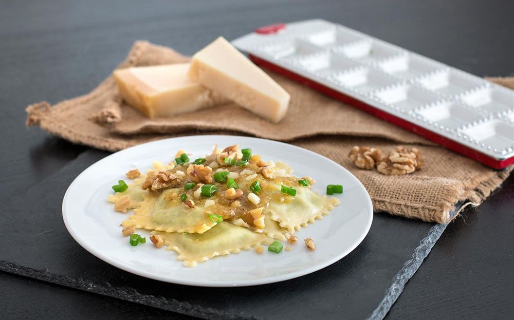 Rezeptbild: Rucola-Ricotta-Ravioli mit Walnuss-Pesto