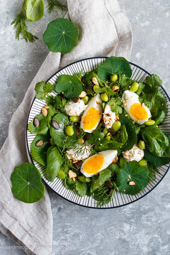 Rezeptbild: Kräutersalat mit Kapuzinerkresse, Edamame und Ricotta