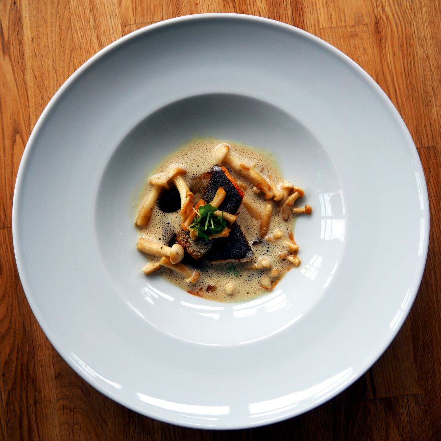 Rezeptbild: Saibling, Möhrenpüree, Shimeji-Pilze, Beurre Blanc
