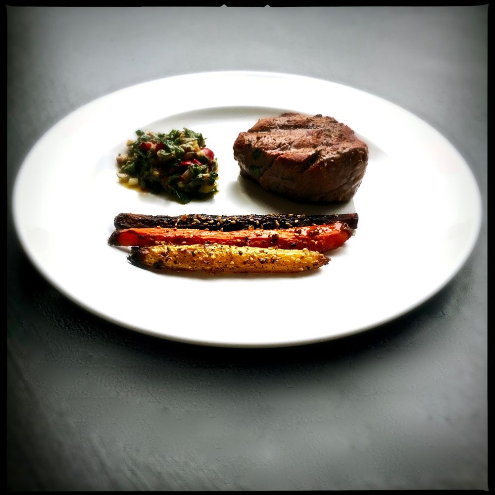 Rezeptbild: Ofenkarotten und ein perfektes Filetsteak mit Chimichurri