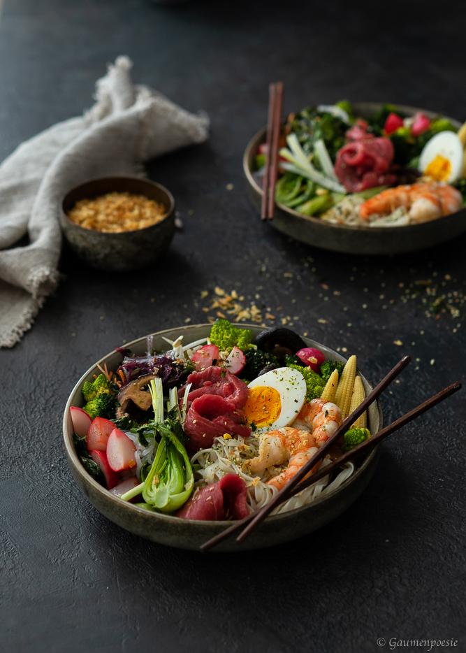 Rezeptbild: Ramen-Bowl mit Shrimps und Rinderfiletstreifen