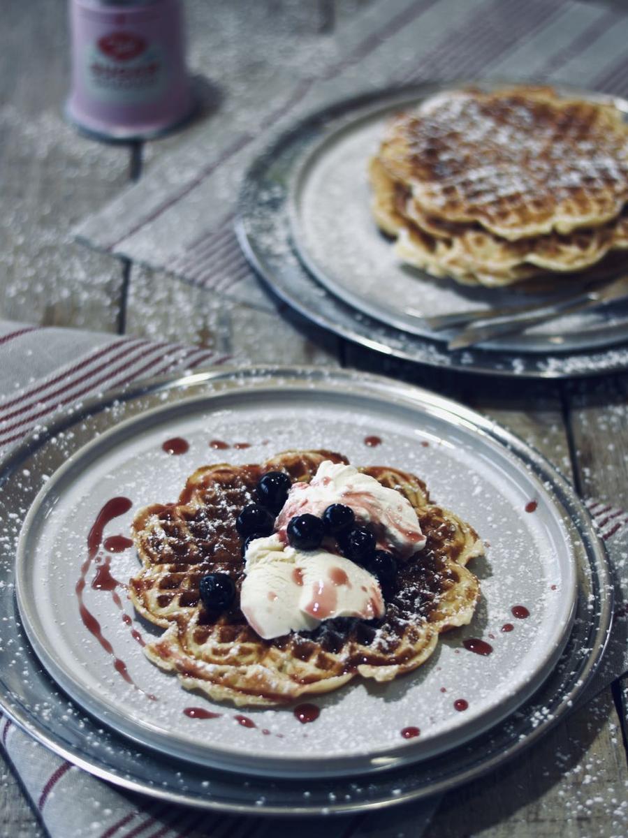 Rezeptbild: HERZWAFFELN MIT AMARENAKIRSCHEN