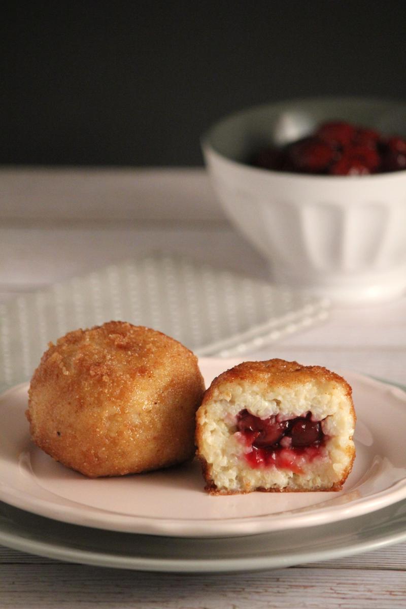 Rezeptbild: Milchreisbällchen gefüllt mit Kirschkompott