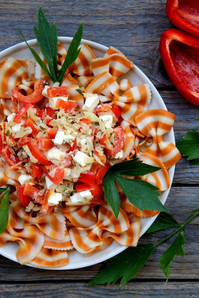 Rezeptbild: Bunte Farfalle mit Paprika-Hüttenkäse-Sauce