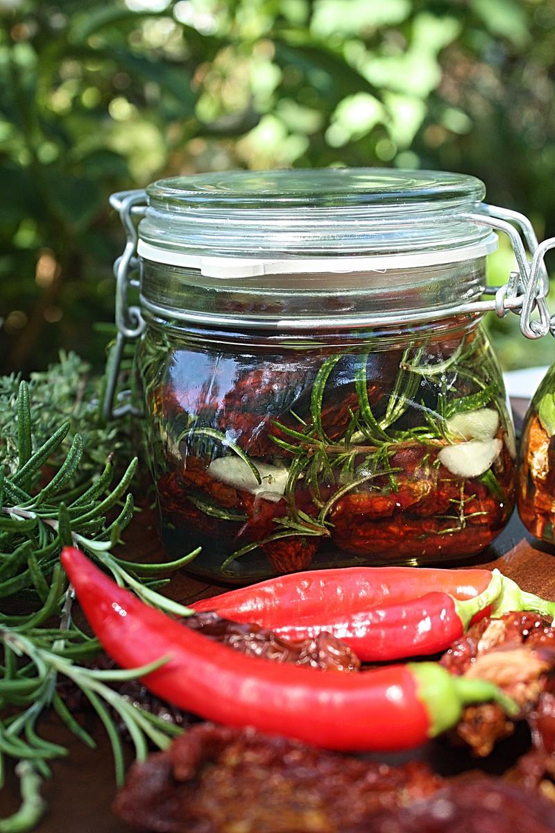 Rezeptbild: Getrocknete Tomaten in Kräuteröl