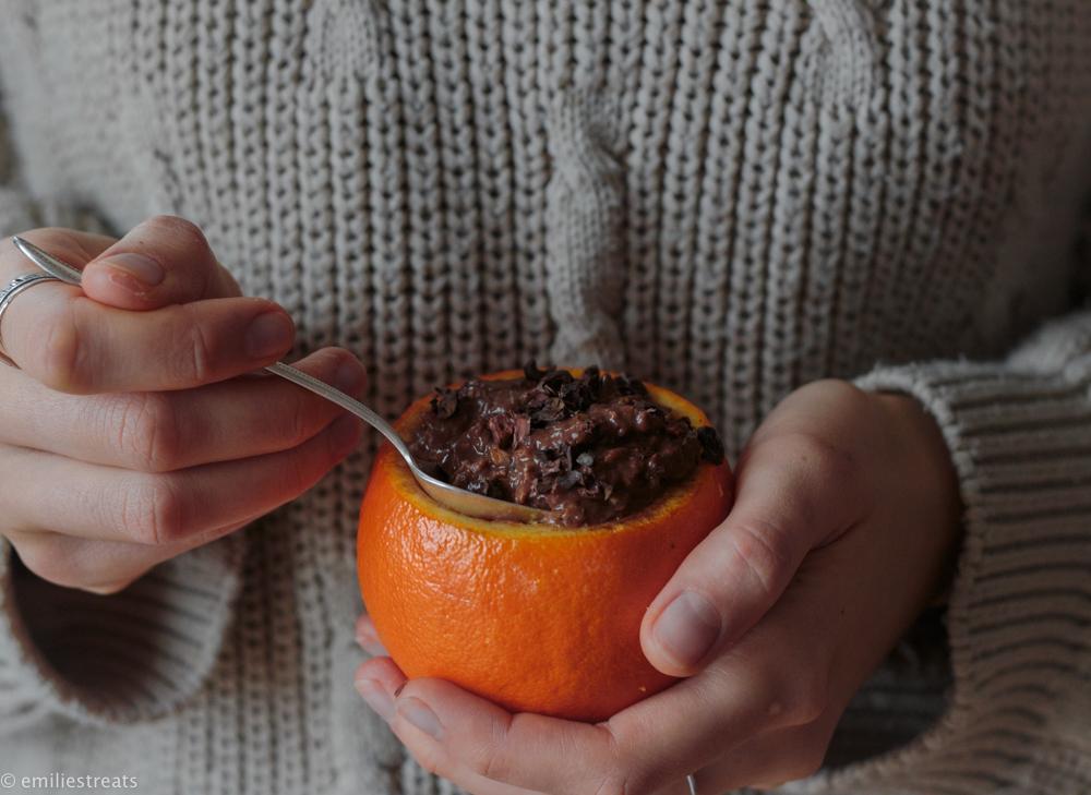 Rezeptbild: Cremiger Schokoladenporridge in Orangenschale
