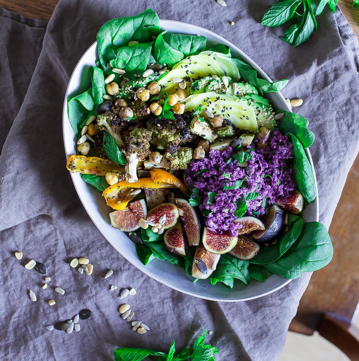 Rezeptbild: Bunte Herbstbowl mit violettem Blumenkohl Couscous 